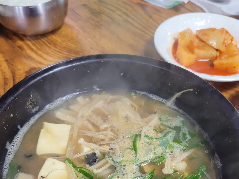 뚝배기에 담긴 청국장과 밥, 깍두기의 모습