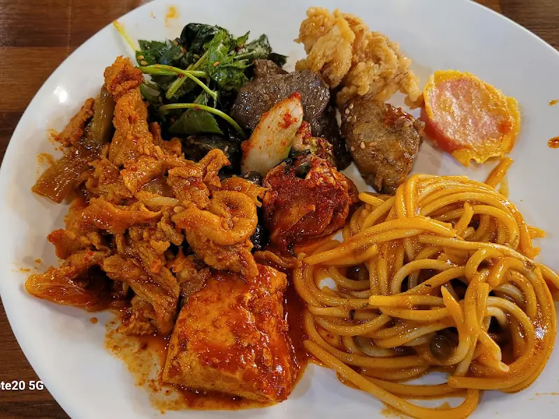 접시에 담은 다양한 음식들