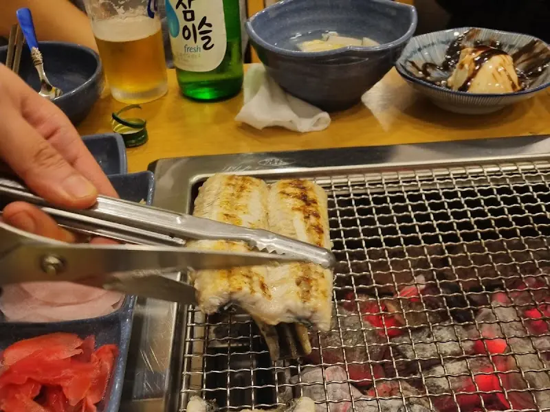 장어를 라이스페이퍼에 싸 먹는 모습