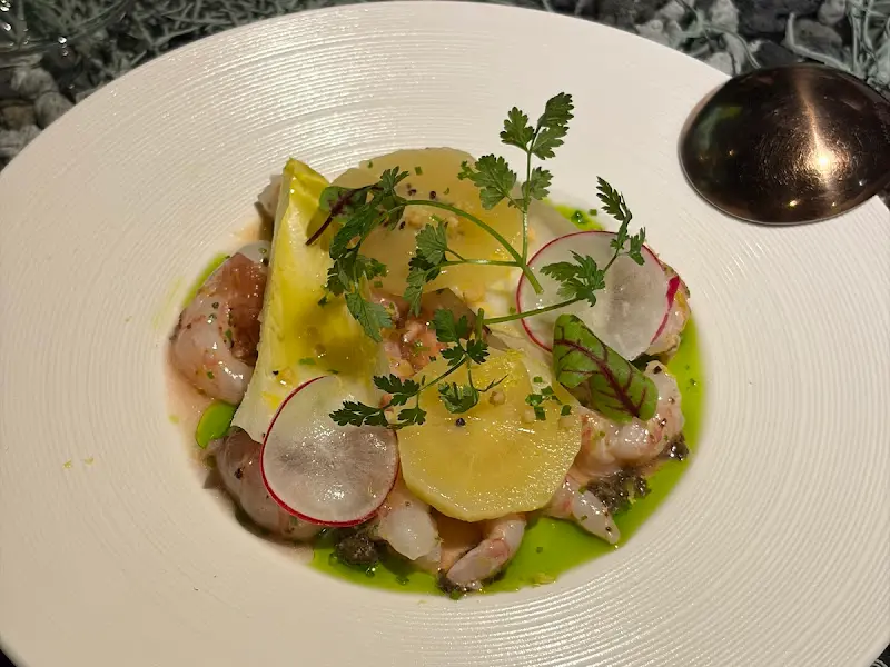 싱싱한 해산물이 가득한 샐러드