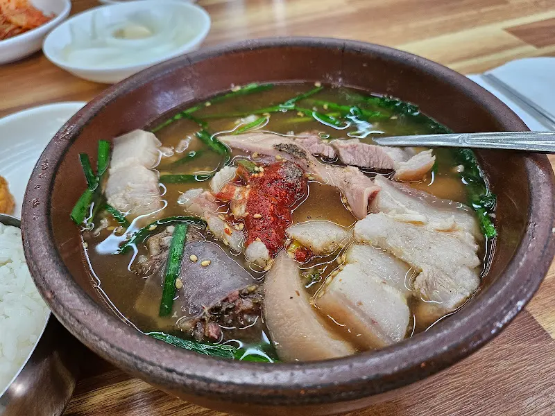 뽀얀 국물이 인상적인 돼지국밥