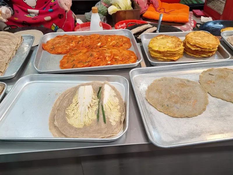 빈대떡집에서 다양한 전을 만들고 있는 모습