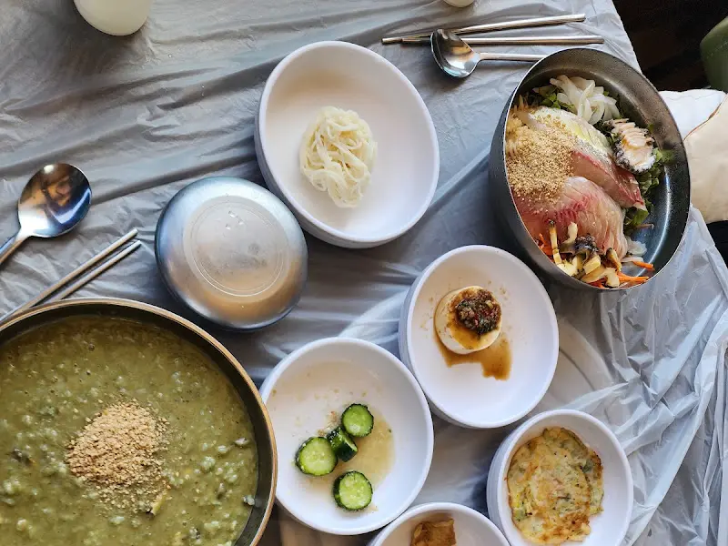 푸짐한 양을 자랑하는 전복죽