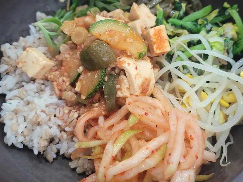 다채로운 나물과 청국장의 조화