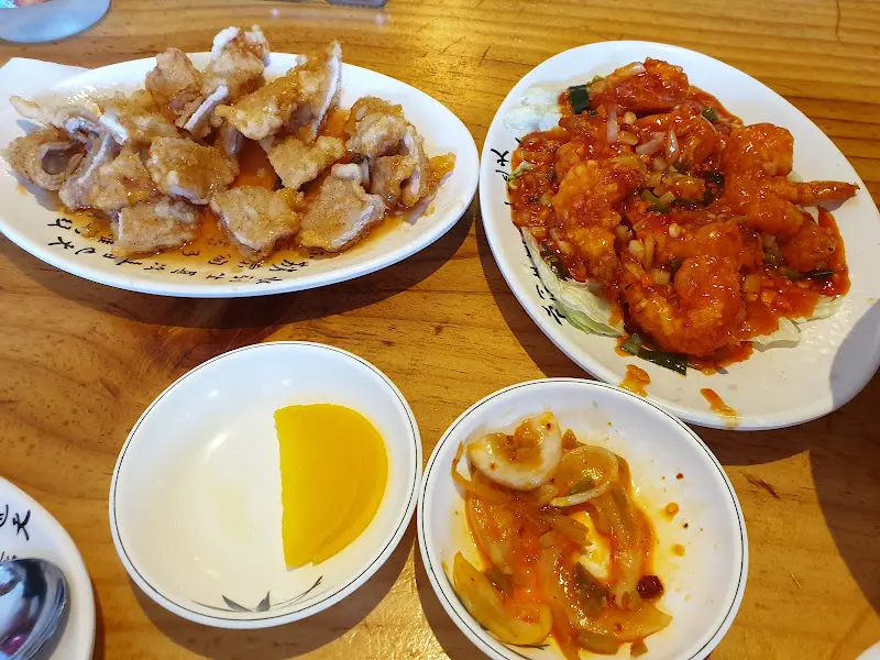 다채로운 중식 요리 한 상 차림