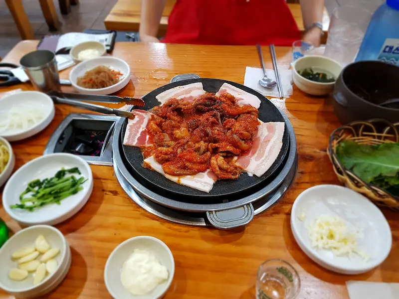 쭈꾸미와 밑반찬 한 상 차림