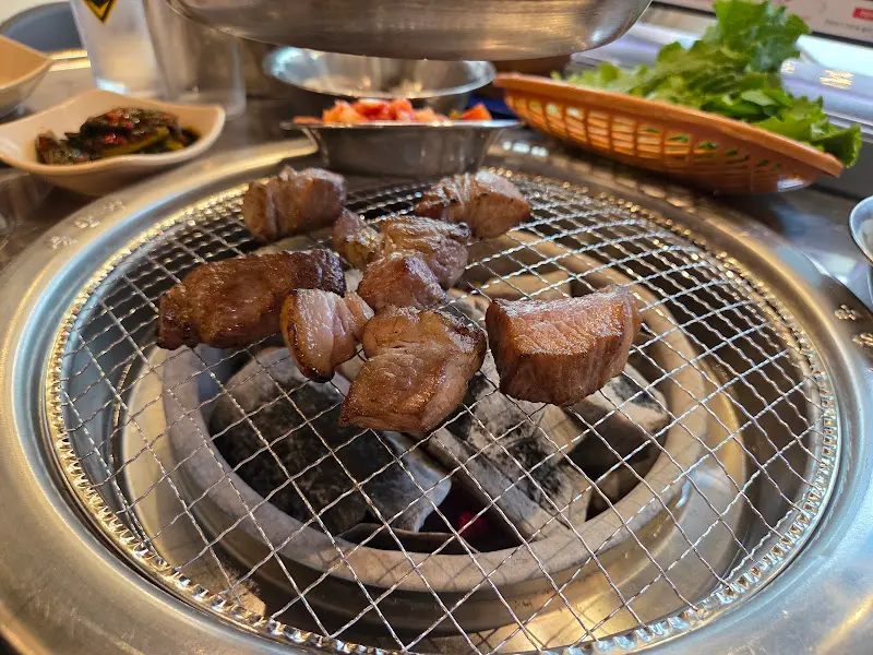 숯불 위에 구워지는 고기