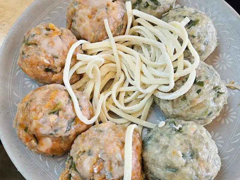 접시에 담긴 굴림만두와 칼국수