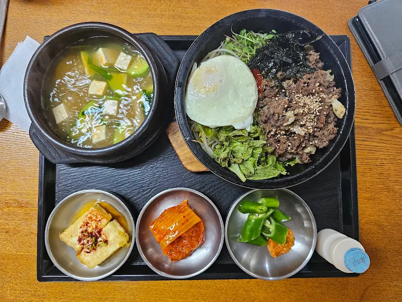 돌솥밥과 함께 제공되는 밑반찬