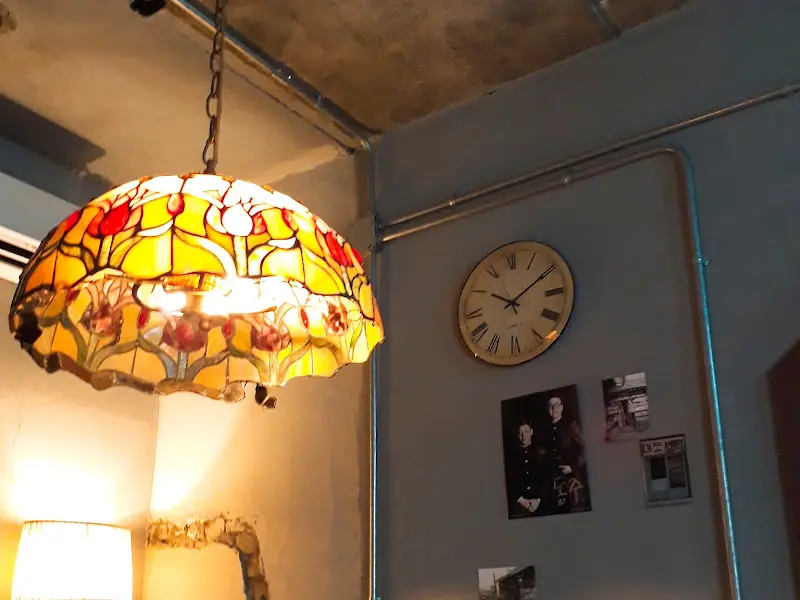 카페 내부의 스테인드글라스 조명