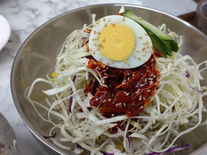 푸짐한 채소가 인상적인 쫄면