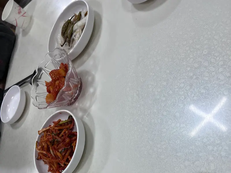 테이블 위에 놓인 밑반찬 접시들