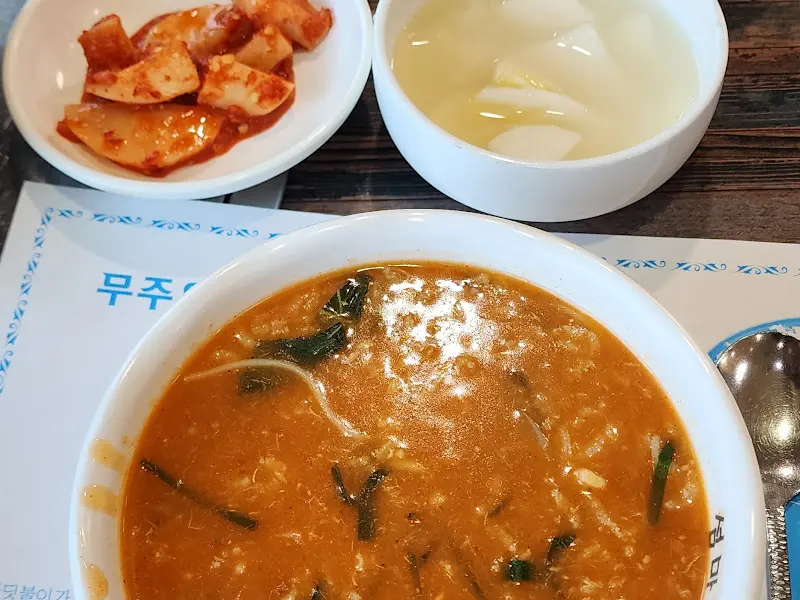 정갈한 밑반찬과 어죽