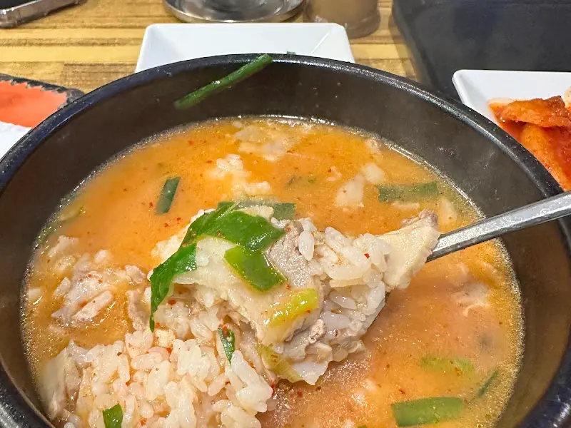 돼지국밥 속 돼지고기