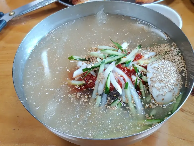 비빔냉면과 가위