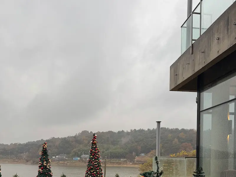 대율담 카페 앞 저수지