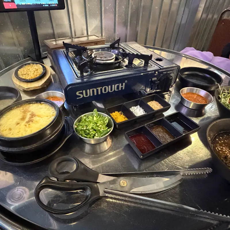 다양한 밑반찬과 소스