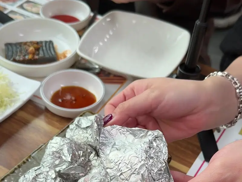 계화회관 백합구이 먹는 모습