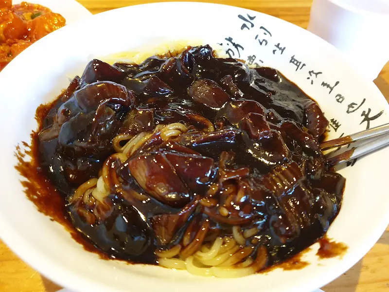 매콤한 마라 향이 코를 찌르는 마라볶음면