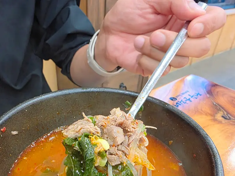 해장국 떠먹는 모습