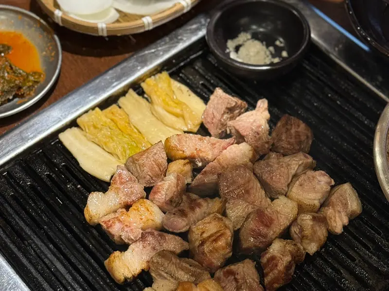 잘 구워진 주먹고기와 곁들임 채소