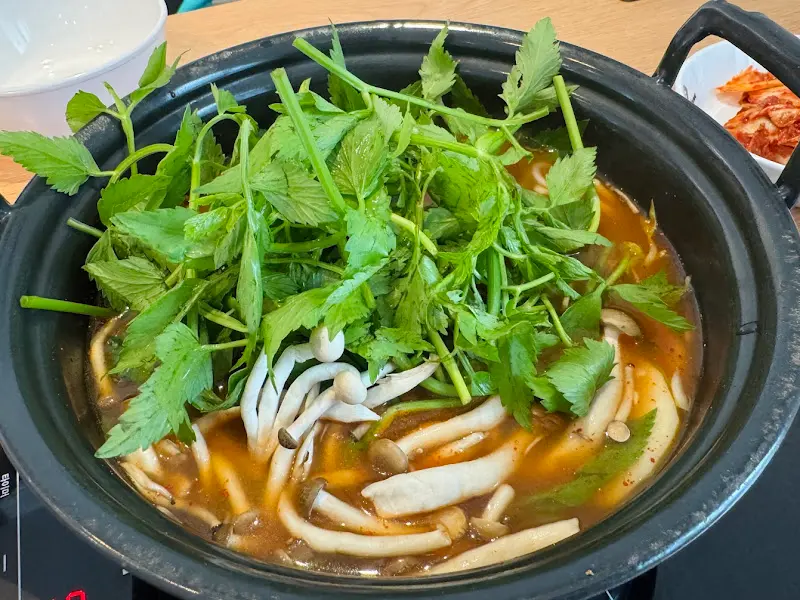 끓고 있는 샤브샤브 냄비