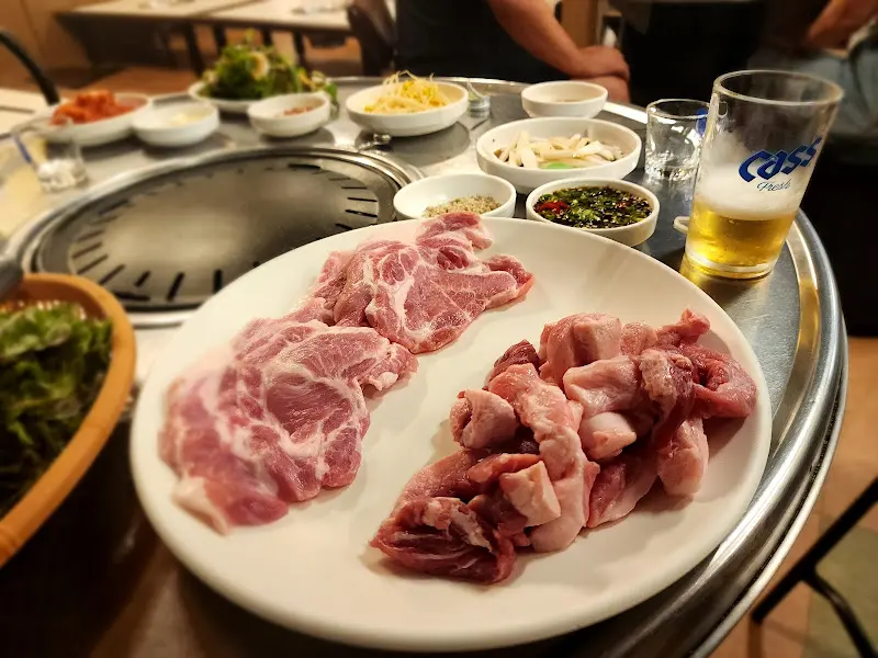 윤기가 좔좔 흐르는 옥이네뒷고기의 신선한 뒷고기