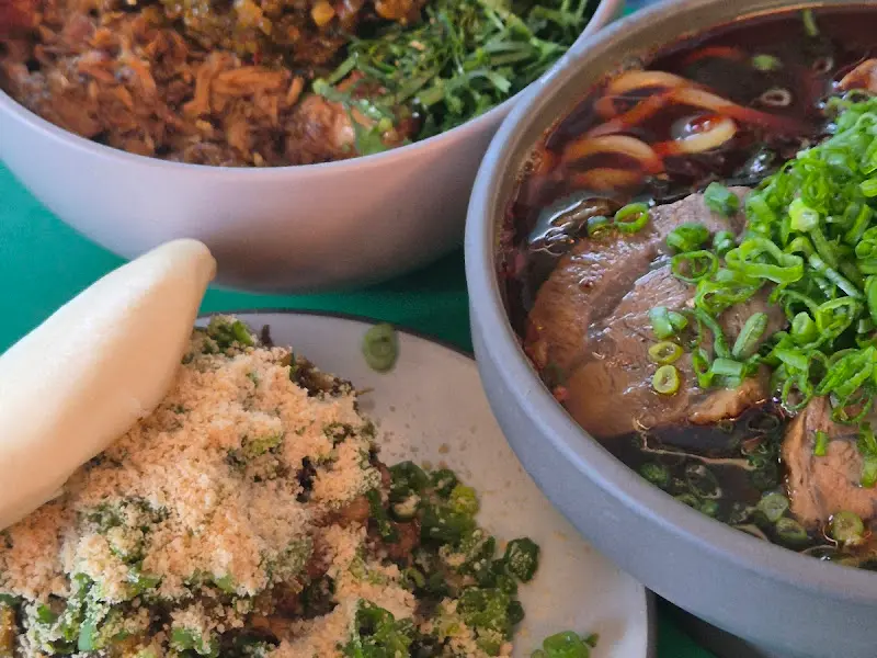 테이블 가득 차려진 음식