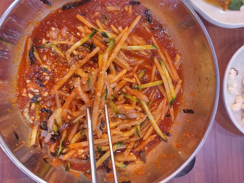 신선한 야채와 해산물이 가득한 물회