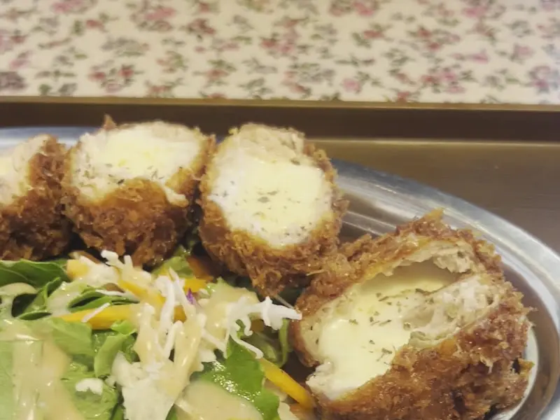 촉촉한 치즈가 가득한 멘치카츠