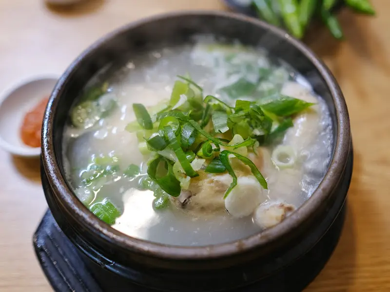 깔끔하고 맑은 국물의 반계탕
