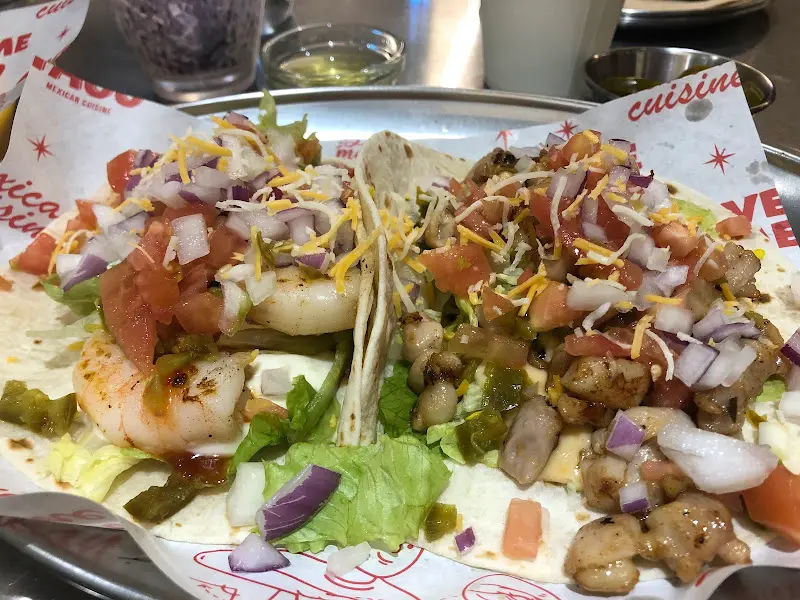 카르니타스와 새우 타코