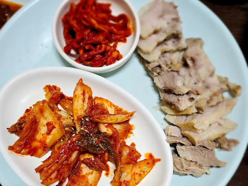 윤기가 흐르는 보쌈과 김치