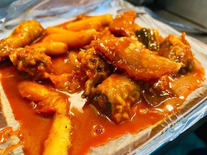 떡과 오뎅이 함께 담겨 있는 떡볶이