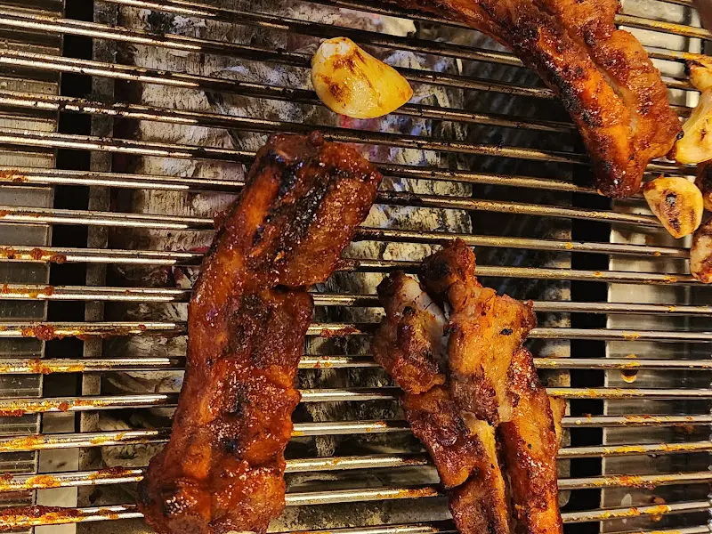 숯불 위에서 익어가는 쪽갈비