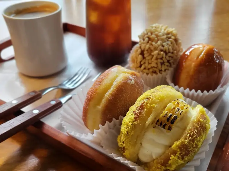 단풍, 감자, 옥수수 도넛과 커피 한 잔