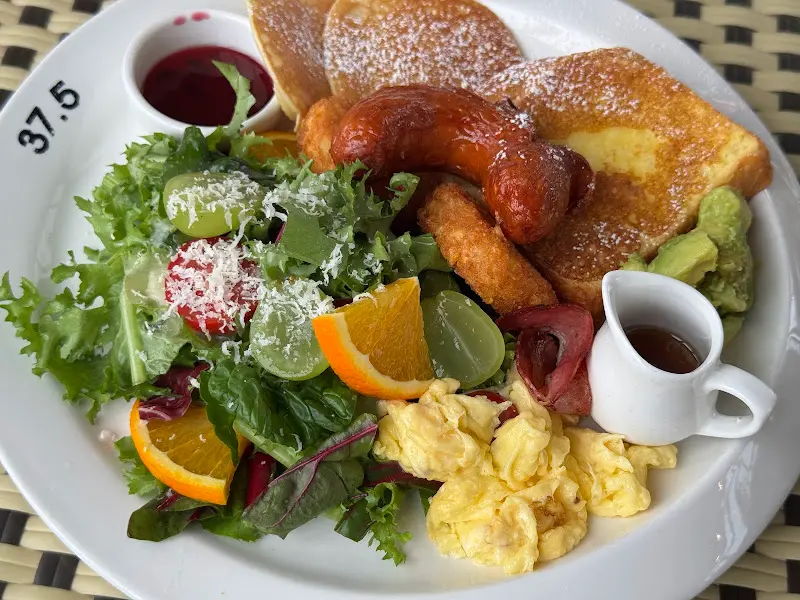 과일과 샐러드가 곁들여진 브런치