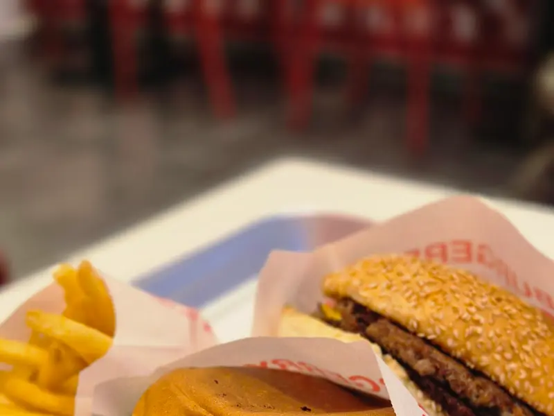 쟁반 위에 놓인 햄버거와 감자튀김