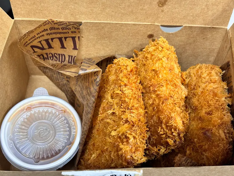 소스와 함께 포장된 돈까스