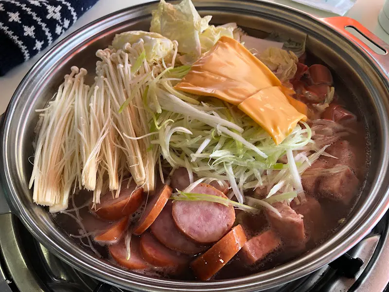 각종 햄과 야채, 치즈가 듬뿍 들어간 부대찌개의 모습