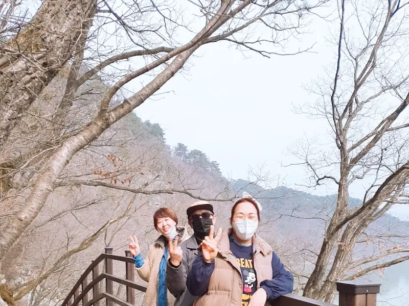 산막이옛길을 걷는 사람들