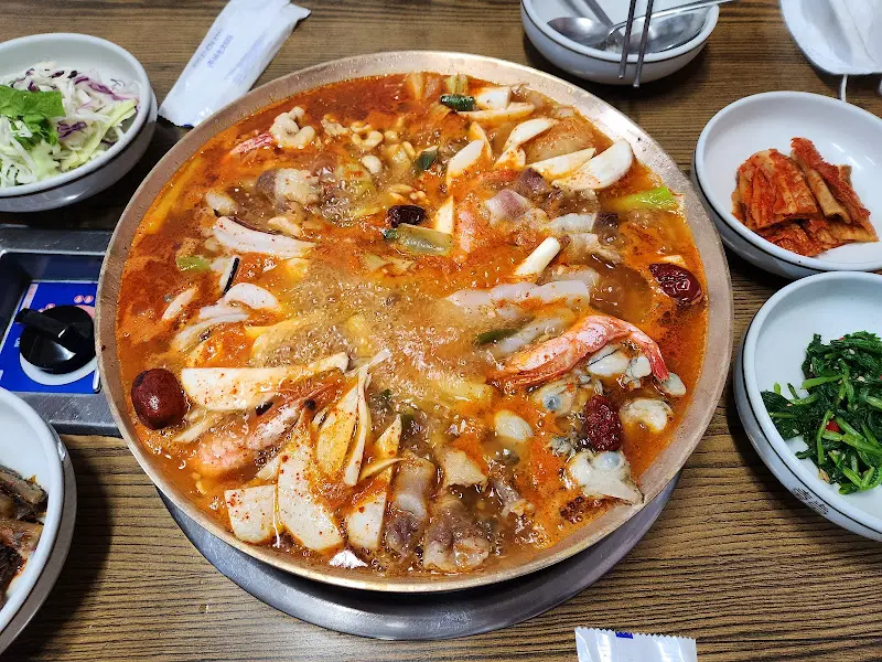 전체적으로 차려진 상차림