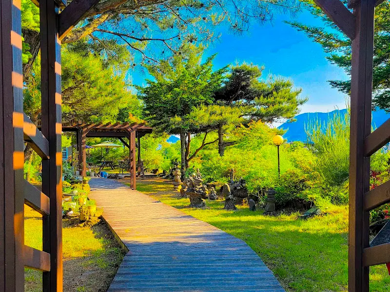 정원으로 향하는 나무 데크 길