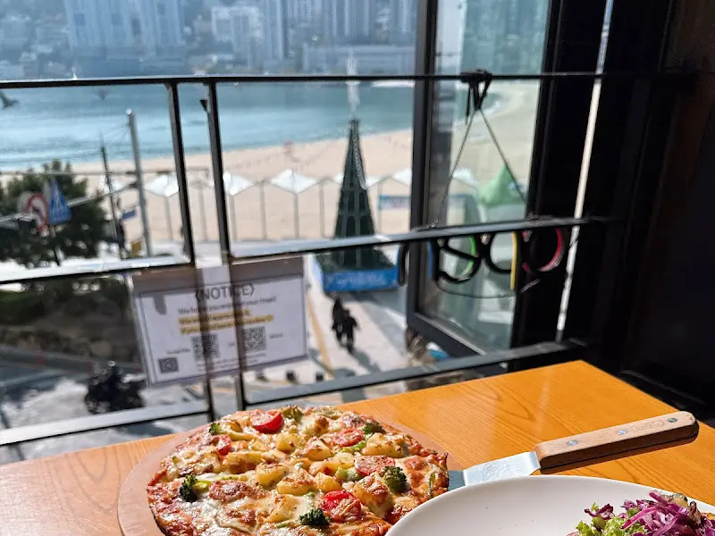 창밖으로 보이는 송도 해수욕장