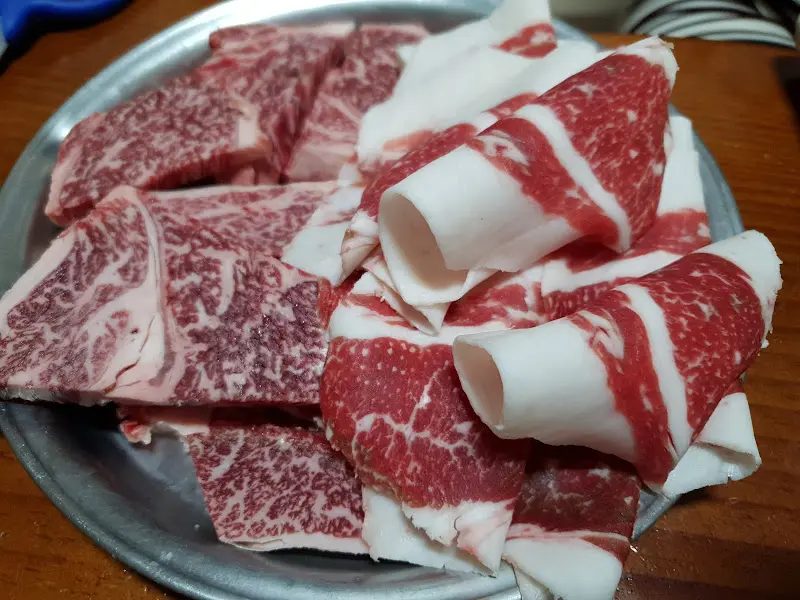 마블링이 환상적인 한우 등심과 살치살