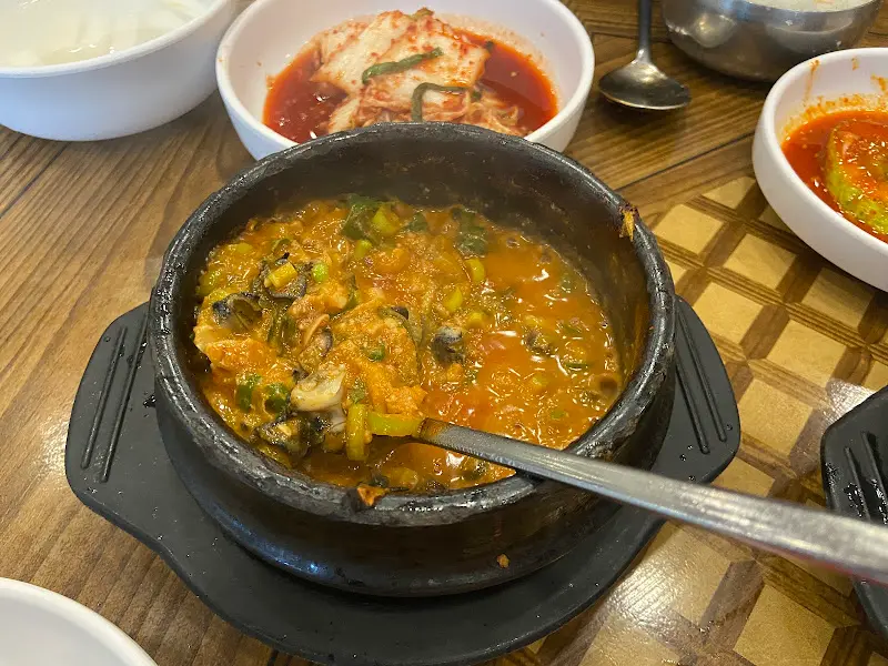 뚝배기에 담겨져 나온 우렁쌈장의 모습