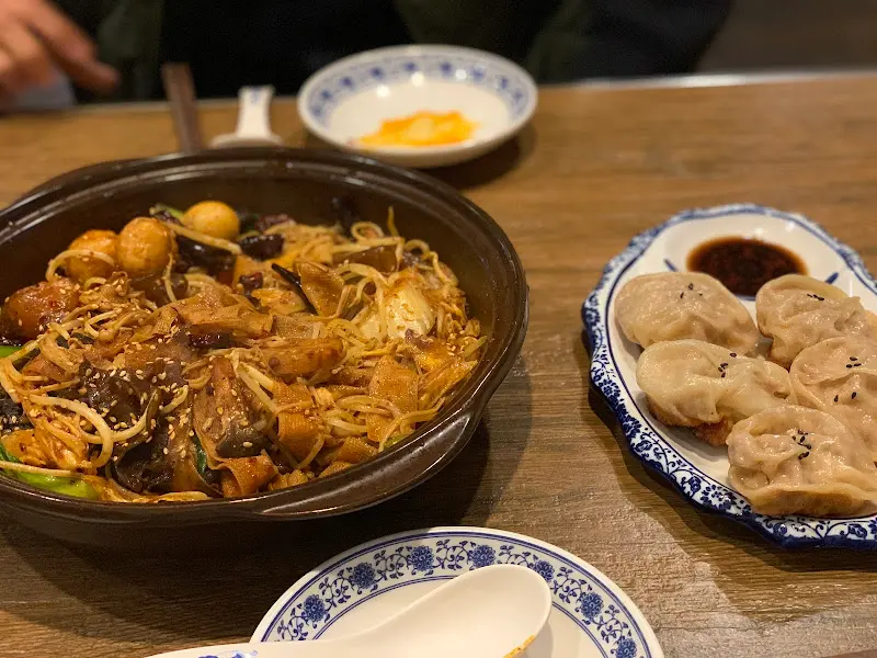 마라샹궈와 만두가 놓인 테이블