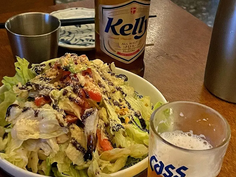 토마토 샐러드와 맥주