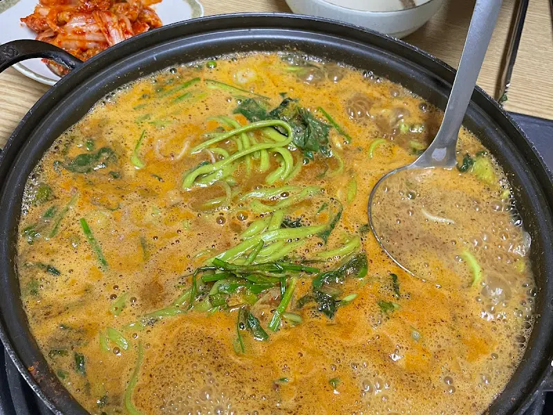 녹색 면이 인상적인 생선 칼국수