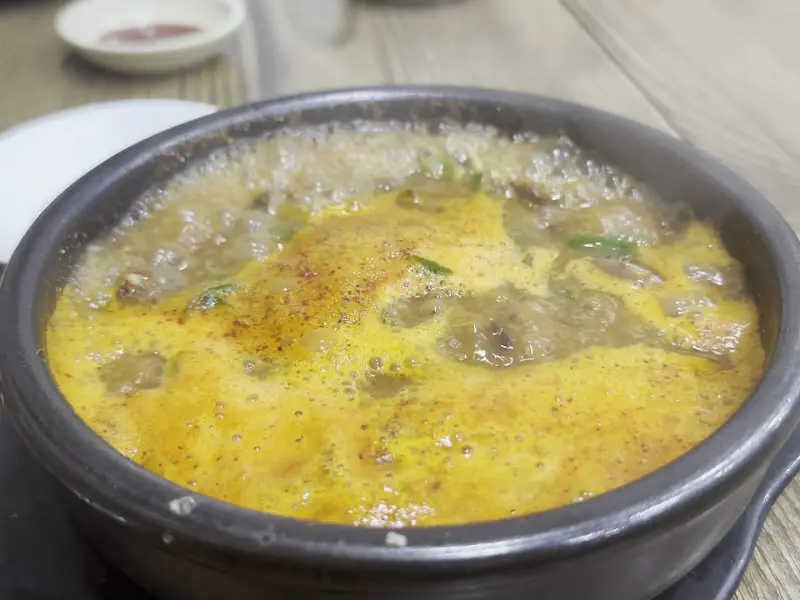 국물이 자작한 순대국밥